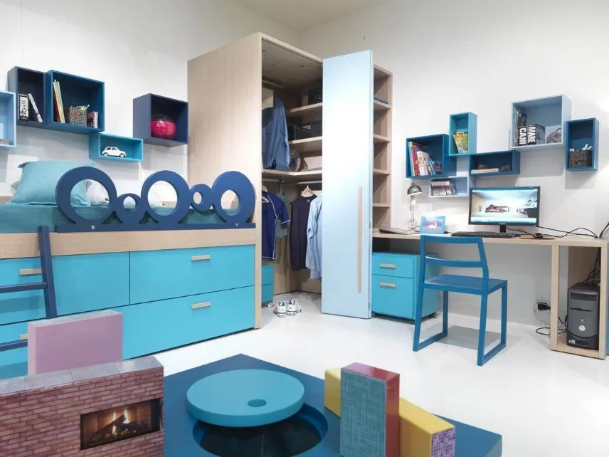 Un armadio angolare permette di creare una stanzetta per bambini in poco spazio